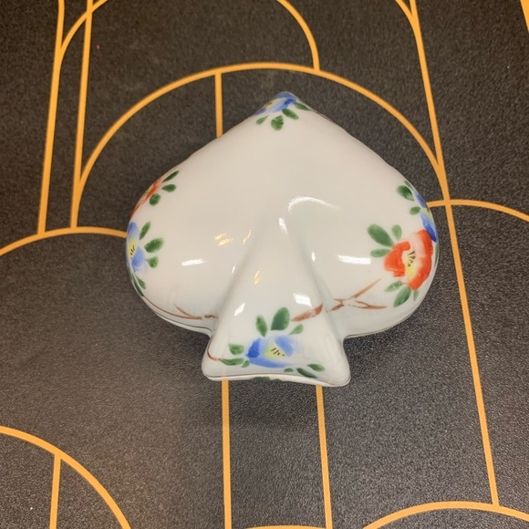 Vintage Nippon Hand Painted Spade Shaped Floral Trinket Box with Gold Gilt - Picture 2 of 12